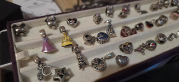 Pandora lot 45 bedeltjes 5 armbandjes Disney 10 armbandjes beschikbaar voor biedingen