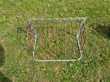 Hooiruif, voerbak en legnest  beschikbaar voor biedingen