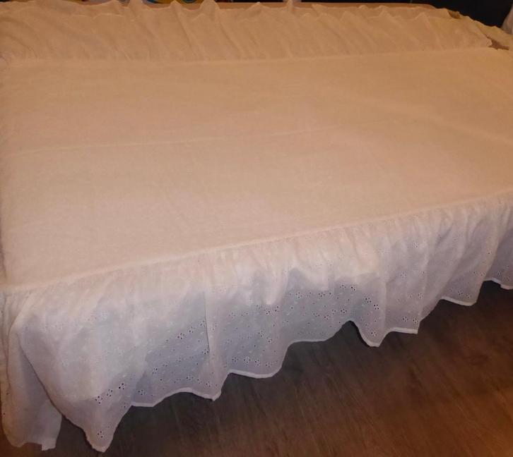 Couvre-lit en dentelle pour lit simple+drap+rideaux, Maison & Meubles, Chambre à coucher | Linge de lit, Comme neuf, Enlèvement ou Envoi