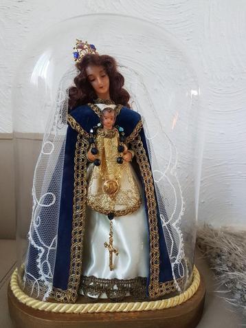 Prachtig beeld Madonna met kind onder stolp beschikbaar voor biedingen