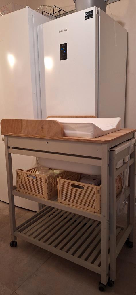 Verzorgingstafel met badje, zelfgemaakt blad en wieltjes, Kinderen en Baby's, Kinderkamer | Commodes en Kasten, Zo goed als nieuw