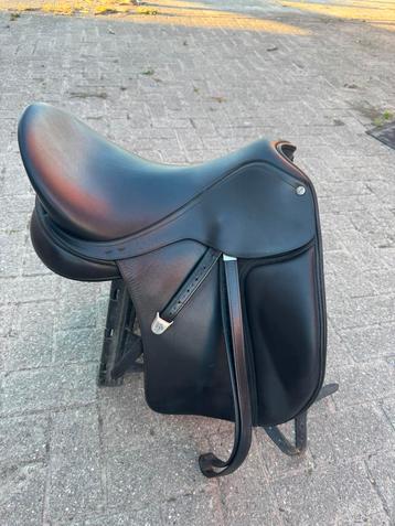 Bates dressuur 17,5 inch beschikbaar voor biedingen
