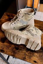 Bottines hommes., Enlèvement