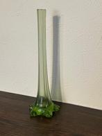 Oud glazen soliflor vaasje in uraniumglas, Antiek en Kunst, Antiek | Glaswerk en Kristal, Ophalen