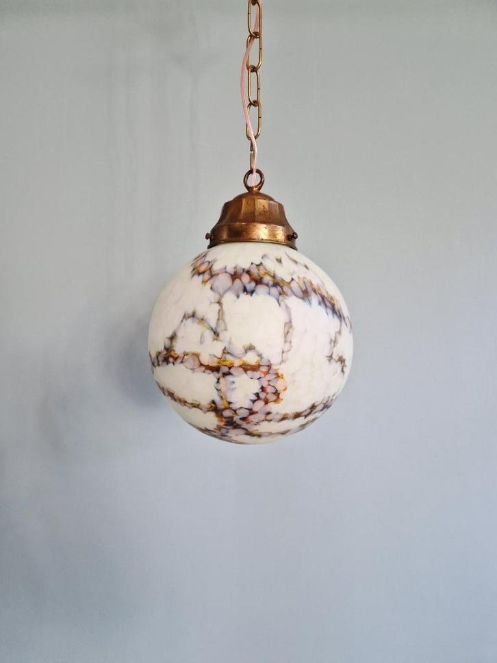 Suspension Art Déco en opaline moucheté, 1920/30, Antiek en Kunst, Antiek | Verlichting, Ophalen of Verzenden