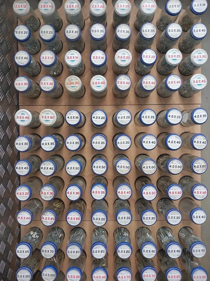 ASSORTIMENT DE VIS TAILLE  2,5 X 12  A  6,0 X 120, Bricolage & Construction, Casiers & Boîtes, Utilisé, Autres types, 100 cm ou plus