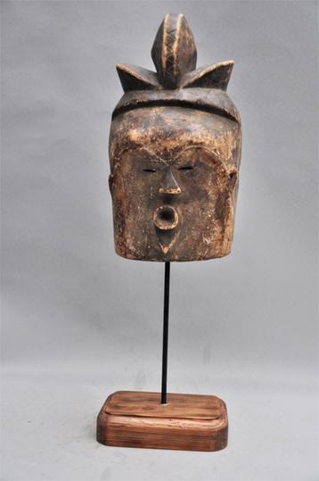 Oud masker van de ADOUMA, Gabon, ca 1960 beschikbaar voor biedingen