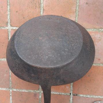 Antieke haardvuurpan met extra lange steel. beschikbaar voor biedingen