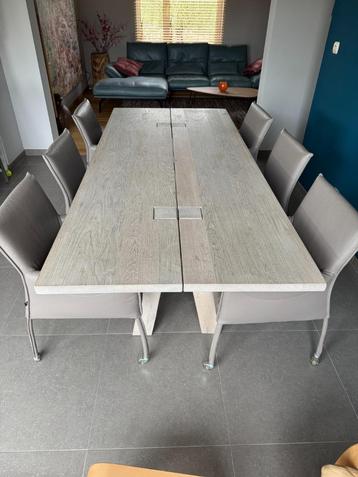Tafel beschikbaar voor biedingen
