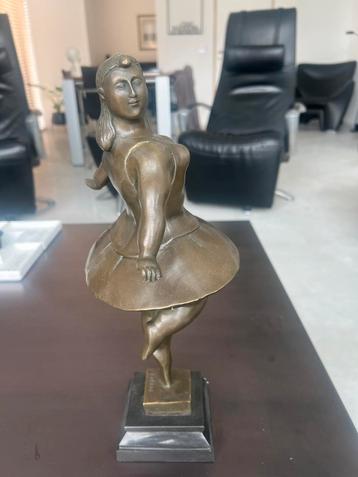 Belle statue en bronze d'après Botero, Enlèvement