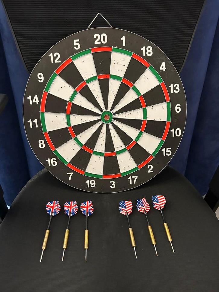 Dubbelzijdig dartbord + 6 dartpijlen - Goede conditie, Sport en Fitness, Darts, Gebruikt, Dartbord met pijlen, Ophalen