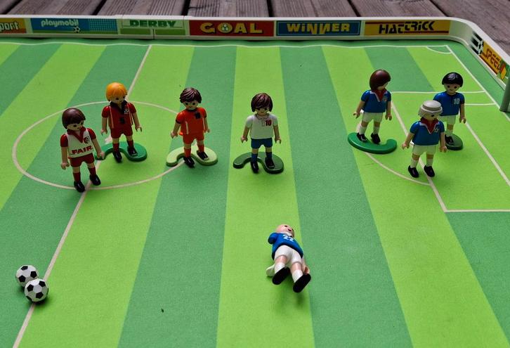 PLAYMOBIL VOETBALSPELERS + gratis muntenveld, Kinderen en Baby's, Speelgoed | Playmobil, Gebruikt, Complete set, Ophalen of Verzenden