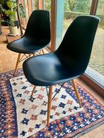 2 zwarte replica Eames stoel, één met kleine herstelling, Huis en Inrichting, Stoelen, Twee, Zwart, Zo goed als nieuw, Ophalen