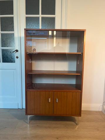 Vintage vitrinekast beschikbaar voor biedingen