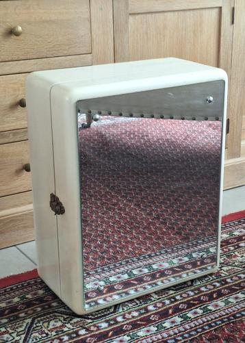 Medicijnenkastje Vintage jaren ´50 beschikbaar voor biedingen