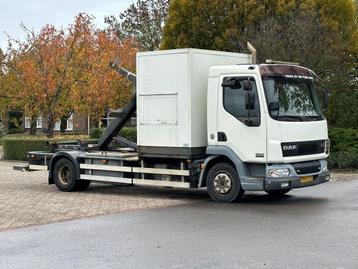 DAF LF 45 180! HAAKARM/CONTAINER!MOBILE WORKSHOP! (bj 2002) beschikbaar voor biedingen