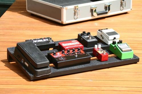 LIQUIDATION pedaalbord compleet met pedalen — Wereldwijde pr, Muziek en Instrumenten, Effecten, Gebruikt, Distortion, Overdrive of Fuzz