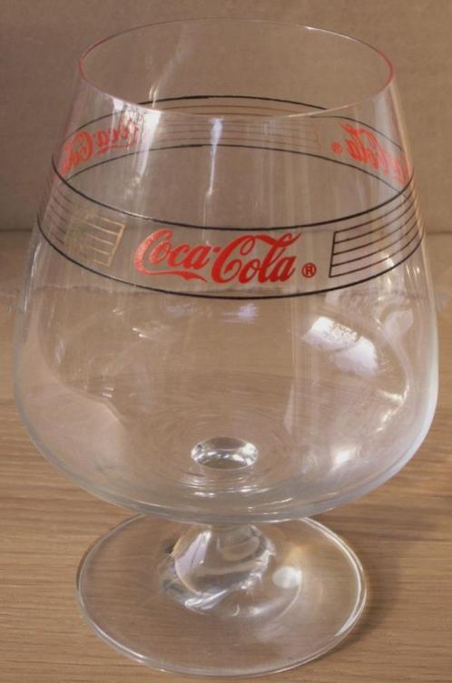 Groot Coca-Cola glas op voet met rand, Verzamelen, Glas en Drinkglazen, Nieuw, Ophalen of Verzenden