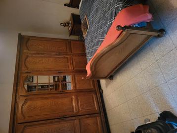 rustieke slaapkamer met 2p bed, 5deurs kast, 2 nachttafel en beschikbaar voor biedingen