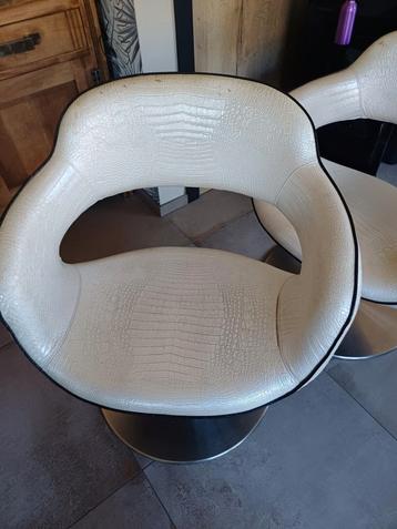 2 fauteuils coiffure  disponible aux enchères