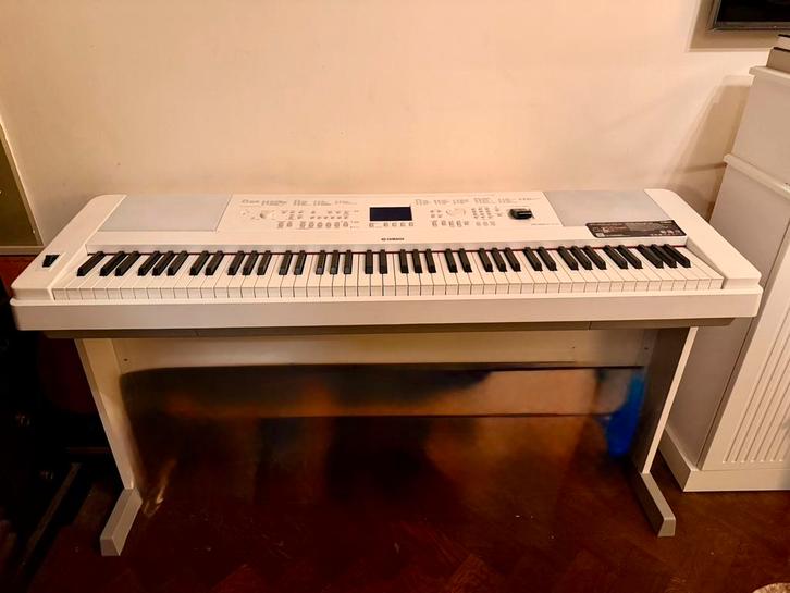 Piano Yamaha Portable Grand DGX-660 (blanc), Muziek en Instrumenten, Piano's, Zo goed als nieuw, Piano, Wit, Digitaal, Ophalen