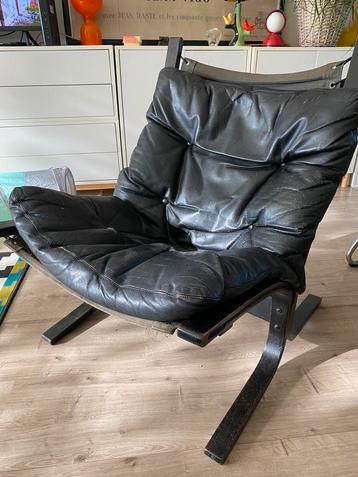 Superbe fauteuil Siesta design Ingmar Relling vintage cuir disponible aux enchères