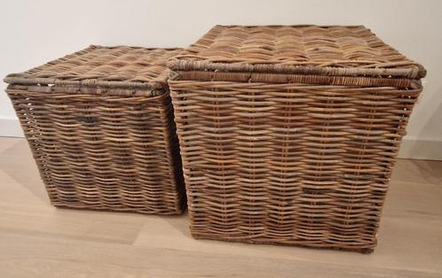2 grote rieten manden (opberg of als bijzettafel), Huis en Inrichting, Woonaccessoires | Schalen en Manden, Zo goed als nieuw