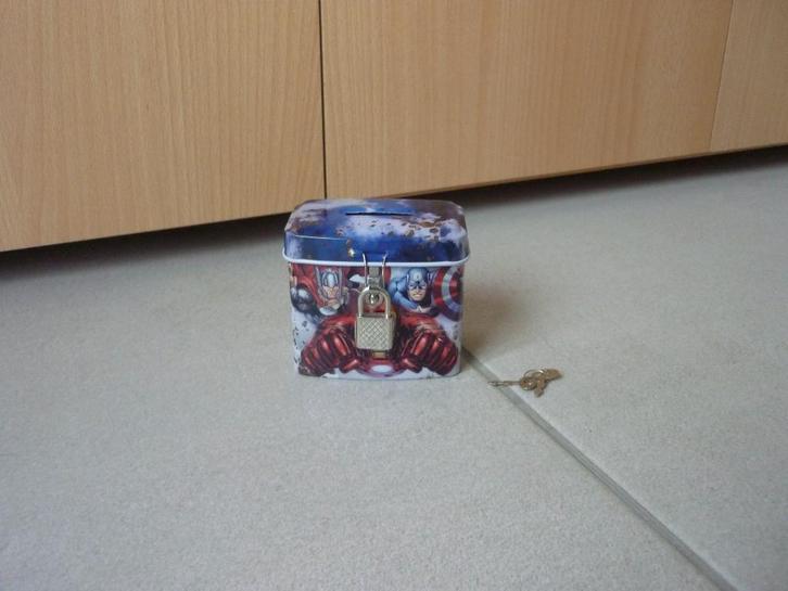 Blauwe blik spaarpot bus met slot van Marvel Avengers, Verzamelen, Spaarpotten, Ophalen of Verzenden