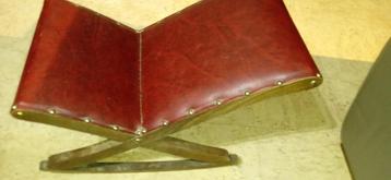 Vintage klapstoel van hout en rood leer beschikbaar voor biedingen
