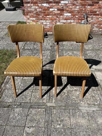 Twee houten stoelen beschikbaar voor biedingen