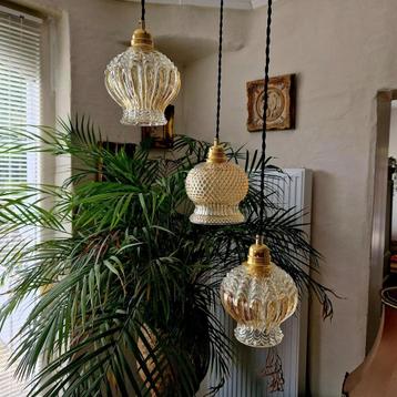 Drie prachtige vintage glazen hanglampen. 