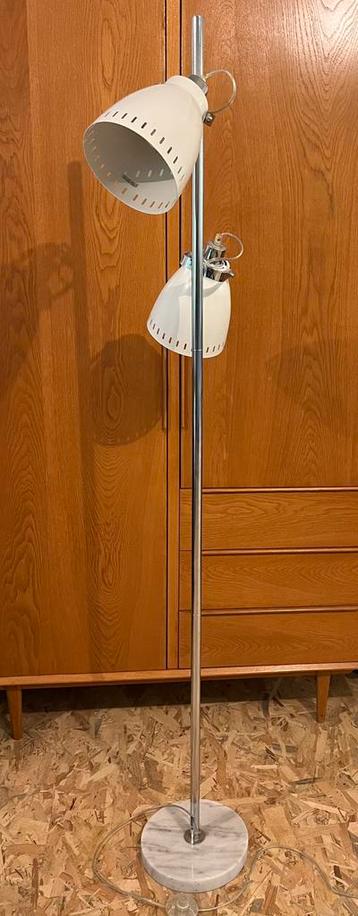 Vloerlamp 176cm hoog, voet natuursteen. 230V, E27, max 60W beschikbaar voor biedingen