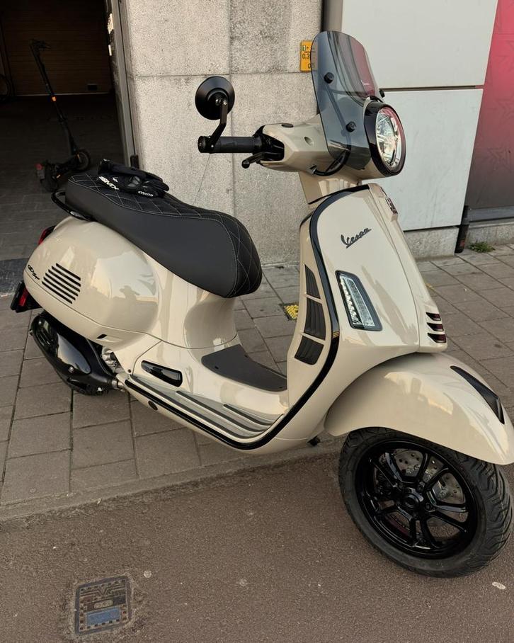 2025 Vespa 310cc nieuwstaat slechts 550km COSTUM, Fietsen en Brommers, Scooters | Vespa, Zo goed als nieuw, Vespa S, Benzine, Ophalen