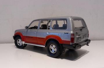 Toyota 4x4 Landcruiser schaal model 1:18 disponible aux enchères