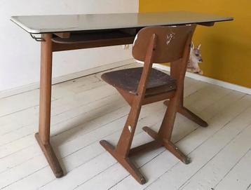 Vintage casala schoolbureau met bijpassende stoel beschikbaar voor biedingen