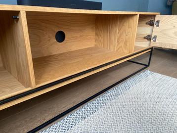 Solid oak TV cabinet beschikbaar voor biedingen
