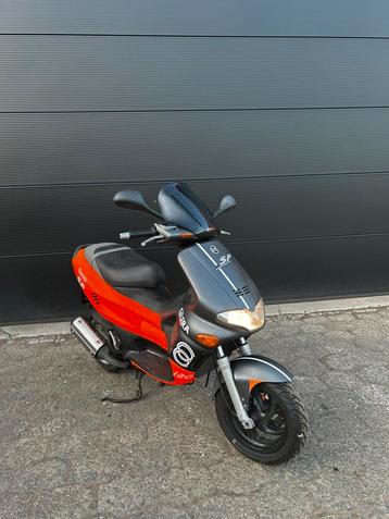 Runner 180cc fluo rosso beschikbaar voor biedingen