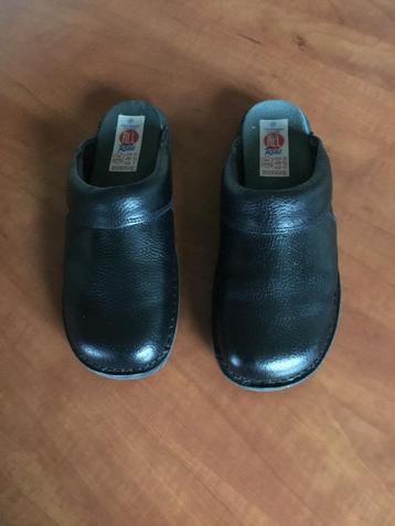 Zwarte pantoffels beschikbaar voor biedingen