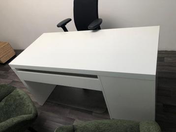 Malm Ikea bureau  beschikbaar voor biedingen