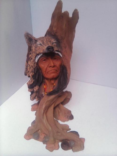 Indiaan figuur met wolf op boomstam - hoogte 32 cm, Antiek en Kunst, Kunst | Beelden en Houtsnijwerken, Ophalen