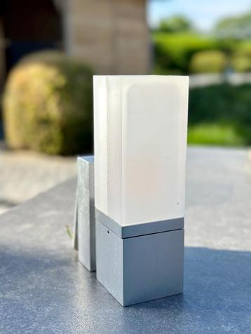 2 Buitenlampen modern beschikbaar voor biedingen