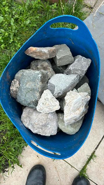 Rochers pour aquarium disponible aux enchères