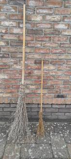 2 met de hand gemaakte borstels ,kan ook voor Halloween of d, Tuin en Terras, Ophalen, Zo goed als nieuw
