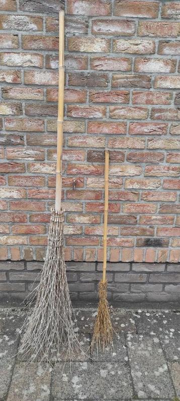 2 met de hand gemaakte borstels ,kan ook voor Halloween of d beschikbaar voor biedingen