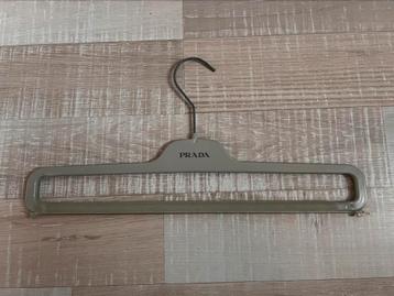 Prada kapstok te koop beschikbaar voor biedingen