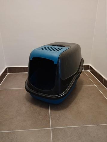 Gesloten kattenbak van Savic beschikbaar voor biedingen