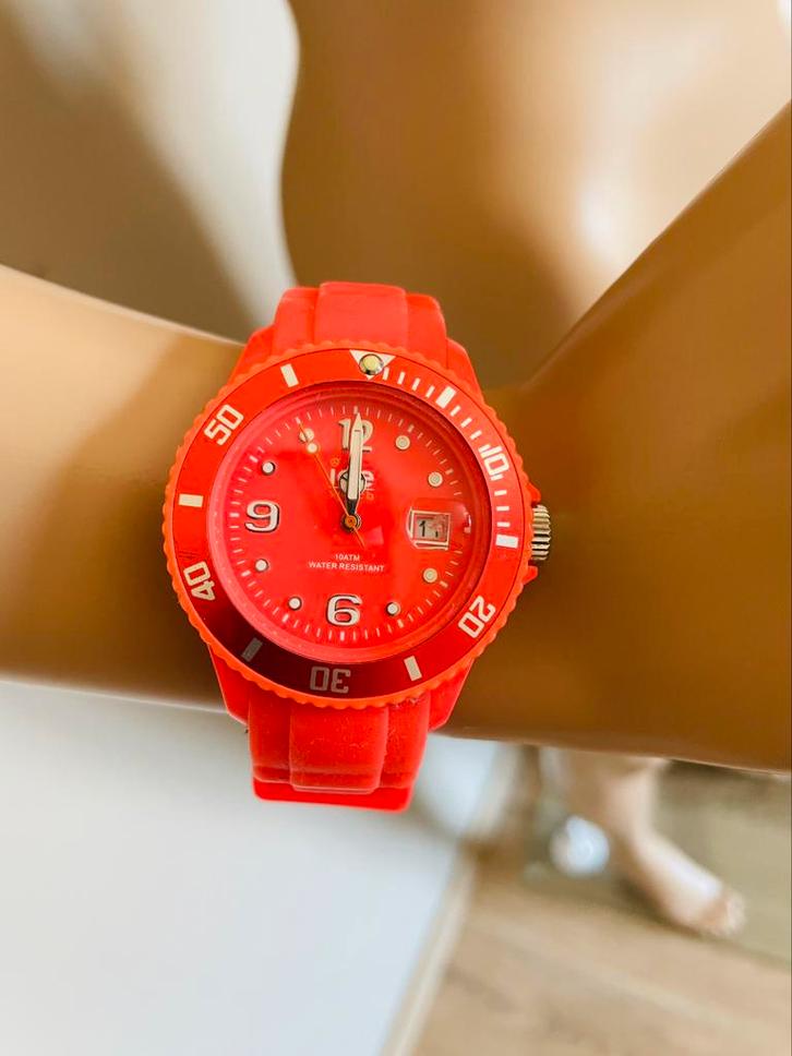 🌟 Elegante Koraalhorloge Ice Watch – te Grijpen! 🌟, Handtassen en Accessoires, Horloges | Dames, Zo goed als nieuw, Polshorloge