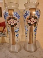 Koppel vazen met bloemenrank en gouden decoratie, Enlèvement