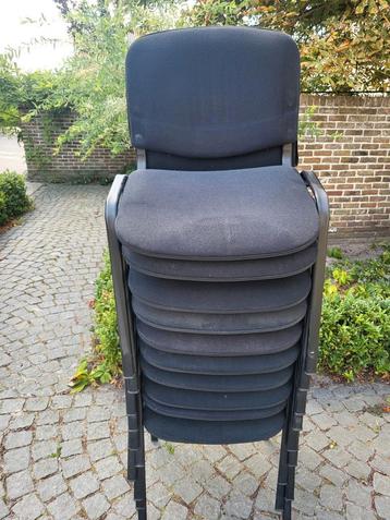 
10 stapelbare zwarte stoelen (10 euro per stuk) beschikbaar voor biedingen
