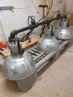 Industriële hanglampen met houten balk voor op te hangen., Huis en Inrichting, Lampen | Hanglampen, Zo goed als nieuw, Ophalen